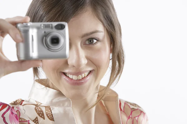 Adolescente tirando uma foto com sua câmera digital . — Fotografia de Stock