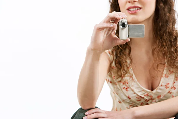 Απρόσωπη γυναίκα χρησιμοποιώντας μια μοντέρνα ασημένια ψηφιακή βιντεοκάμερα — Φωτογραφία Αρχείου