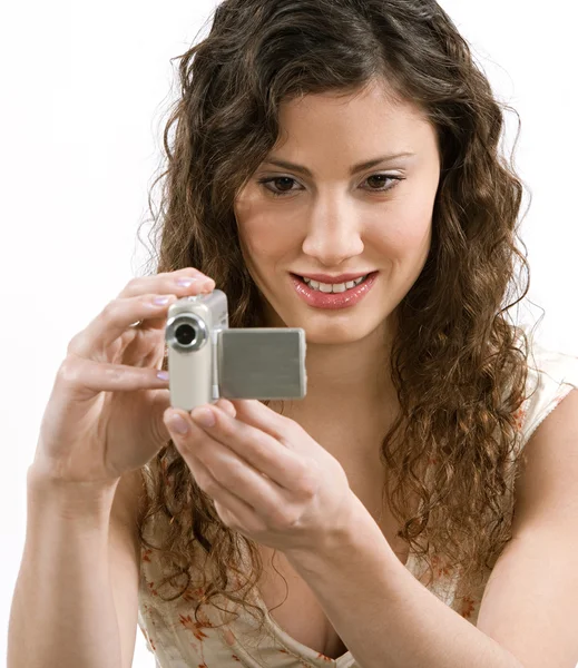 Frau hält digitale Videokamera vor ihr Gesicht — Stockfoto