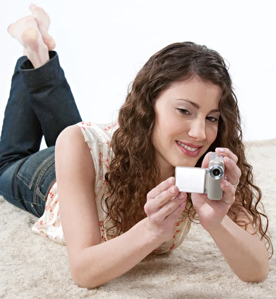 Kadın küçük bir dijital video kamera ile kayıt — Stok fotoğraf