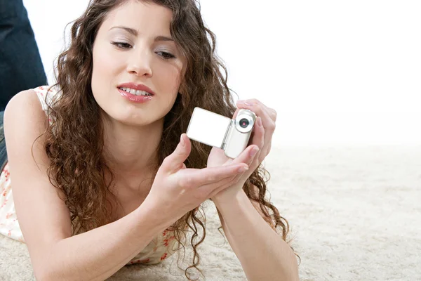 Mujer grabando con una pequeña cámara de vídeo digital — Foto de Stock