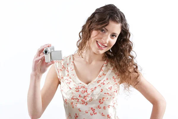 Mulher segurando uma pequena câmera de vídeo digital durante a gravação — Fotografia de Stock