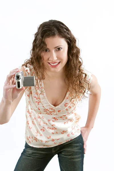 Mulher segurando uma pequena câmera de vídeo digital durante a gravação — Fotografia de Stock