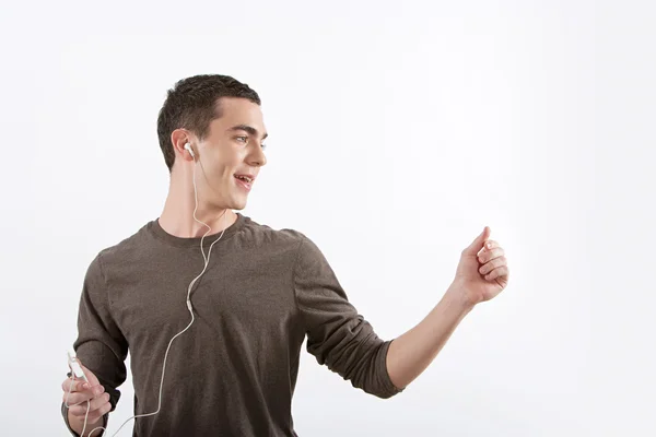 Glad ung man lyssna och dansa till musik — Stockfoto