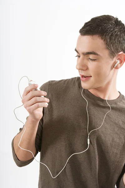 Jovem ouvindo e dançando música com seus fones de ouvido — Fotografia de Stock