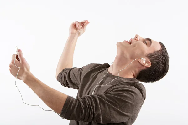 Jonge man luisteren en dansen op muziek met zijn hoofdtelefoon — Stockfoto