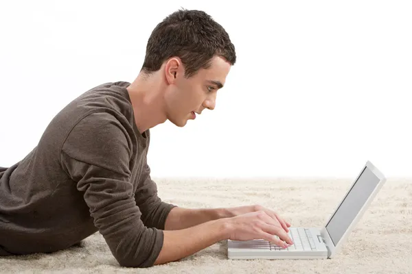 Jovem usando um computador portátil — Fotografia de Stock