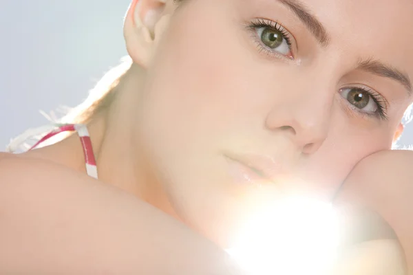 Bellezza ritratto di una giovane donna attraente guardando la fotocamera — Foto Stock