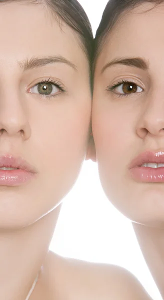 Retrato de beleza de duas jovens mulheres meio rostos ao lado um do outro — Fotografia de Stock