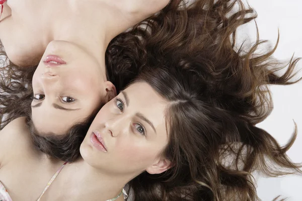 Portrait sur la tête de deux jeunes femmes allongées — Photo