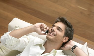 genç adam kanepede bırakmasını ise bir cep telefonu kullanarak.