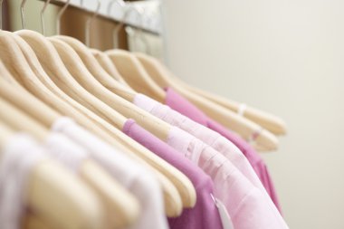 pembe elbise moda mağaza ahşap askı asılı detay.