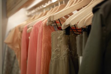 ayrıntı giysi moda mağaza ahşap askı üzerinde asılı.