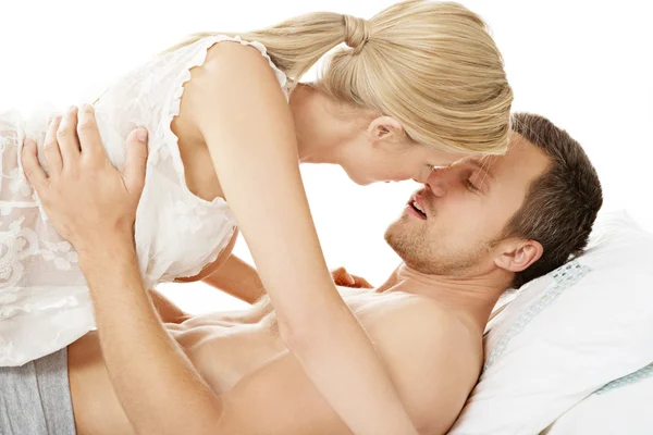 Casal romântico beijando enquanto na cama . — Fotografia de Stock