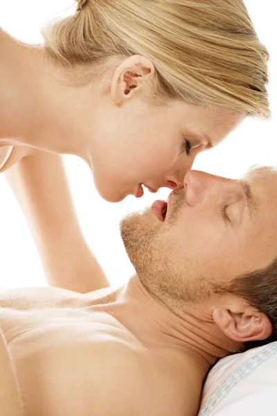 seksi genç bir çift sensually yatakta öpüşme