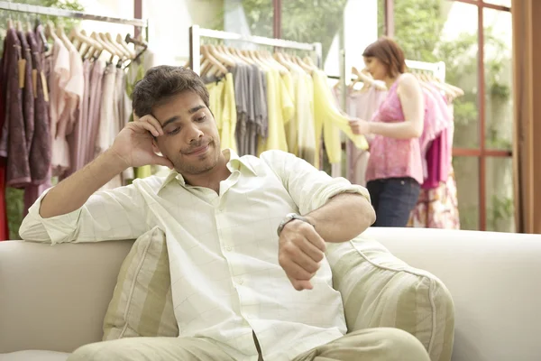 Hombre impaciente esperando a la mujer, revisando su reloj . —  Fotos de Stock