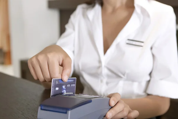 Zavřete detail obchodu hlídač zametání kreditní kartu do čtečky karet. — Stock fotografie