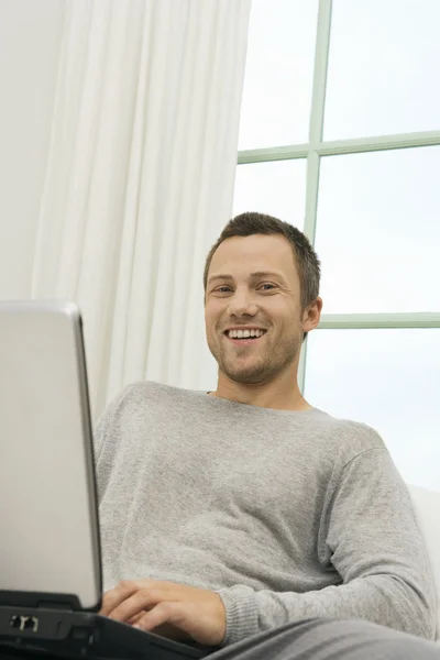 Hombre profesional usando un ordenador portátil Fotos de stock