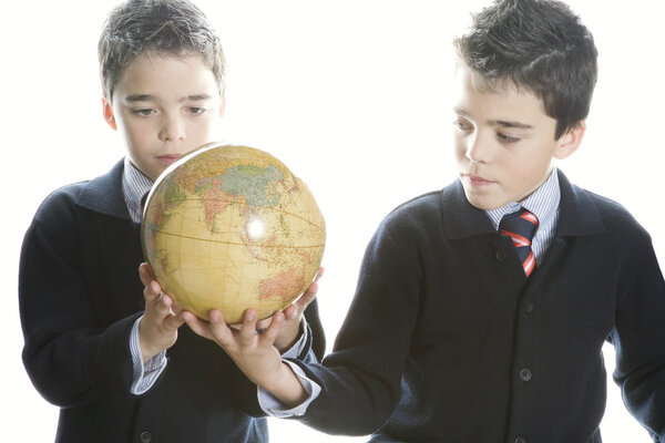 Два брата-близнеца, передающие мир друг другу
.