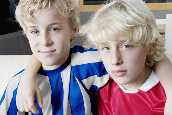 Két gyerek visel soccer egyenruhák, a különböző csapatok portréja. — Stock Fotó