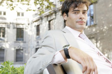 bir Avrupa şehri geçmişi olan genç bir işadamı portresi.