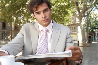 işadamı bir kafe teras kahve yaparken gazete okuma