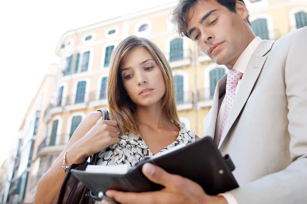 Uomo d'affari e donna d'affari che hanno un incontro all'aperto — Foto Stock