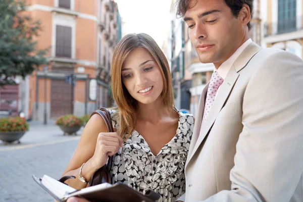 Uomo d'affari e donna d'affari che si incontrano all'aperto in una città classica — Foto Stock