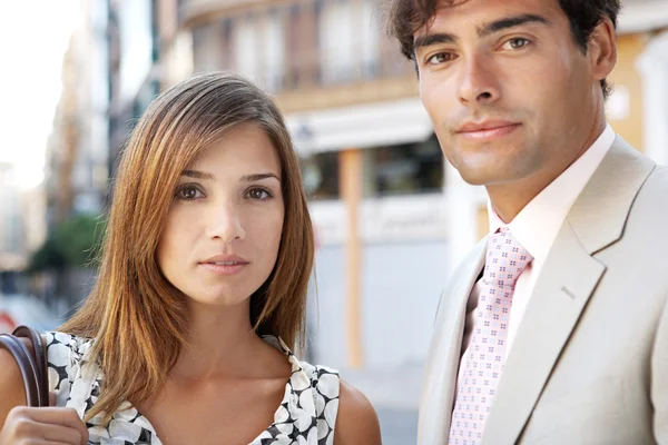 Porträt eines Geschäftsmannes und einer Geschäftsfrau, die zusammen in einer klassischen Bürohausstraße stehen. — Stockfoto