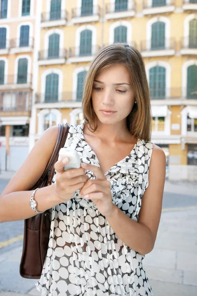 Empresária atraente usando seu telefone celular ao ar livre — Fotografia de Stock