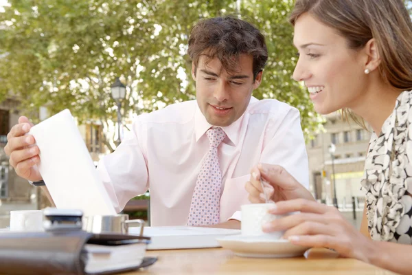 Negócios tomando um café em um terraço de café, tendo uma reunião e usando um computador portátil . — Fotografia de Stock