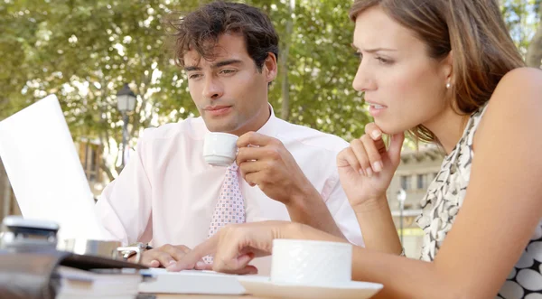 Negocio tomar un café en la terraza de una cafetería, tener una reunión y usar un ordenador portátil . — Foto de Stock