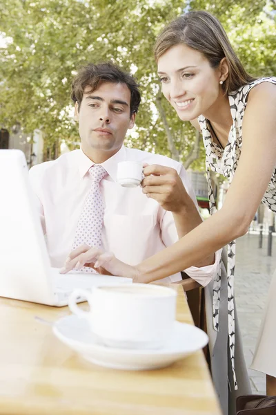 Dos negocios teniendo una reunión en una cafetería al aire libre en la ciudad, sonriendo . — Foto de Stock