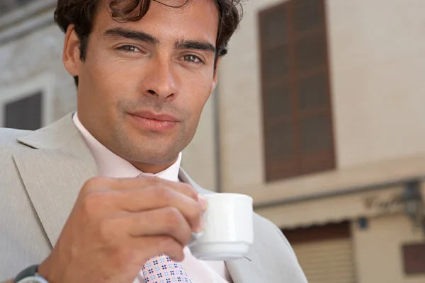 Retrato de cerca de una mujer de negocios tomando café al aire libre . — Foto de Stock