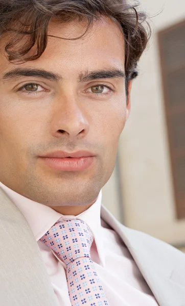 Retrato de cerca de una mujer de negocios con un traje elegante y corbata, al aire libre . — Foto de Stock