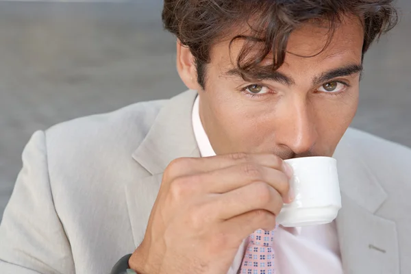 Açık havada kahve içmek işkadını portresi kapatmak. — Stok fotoğraf