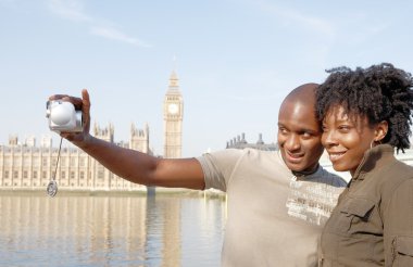 Afrika kökenli Amerikalı çift kendilerini tatil yaparken doğum resimleri Londra'da alarak