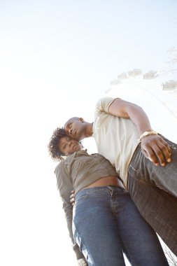 mavi bir gökyüzü karşı sarılma çekici siyah Çift