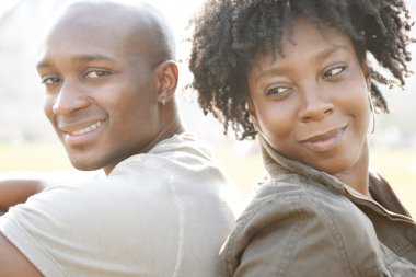 Genç Afro-Amerikan çift otururken arkaya tatile Londra ziyaret ederken