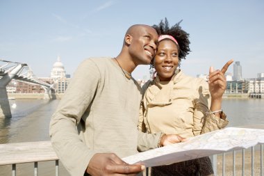 siyah çift tatilde bir rehber haritaya bakıyordum