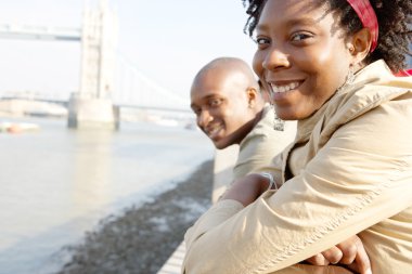 Afrikalı-Amerikalı bir turist çift Londra ziyaret