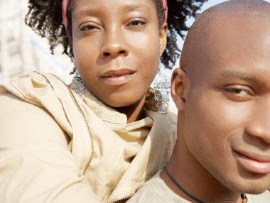 çekici Afrikalı-Amerikalı çift ile onların kafaları birlikte ayakta Londra tarafından