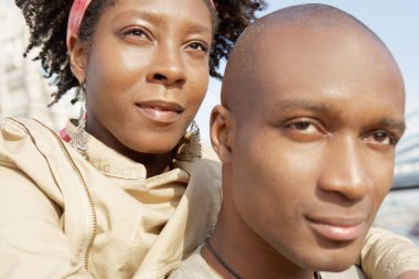 çekici Afrikalı-Amerikalı çift ile onların kafaları birlikte ayakta Londra tarafından