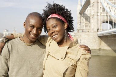 Londra'nın Tower Bridge genç Afro-Amerikan çifte