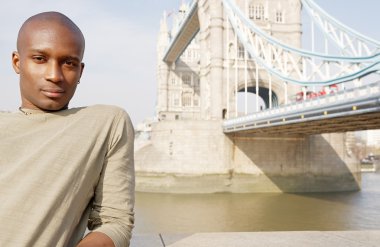 çekici bir Afrikalı-Amerikalı adam Londra tower bridge tarafından ayakta