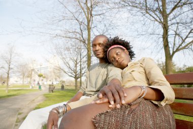 parkta bir bankta oturup, genç, çekici siyah Çift