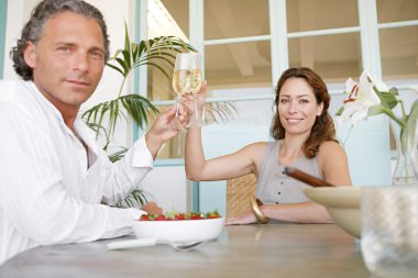 Olgun Ascot kadeh şampanya ve çilek gülümsüyor, yemek.