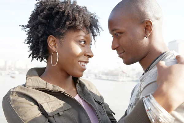 genç siyah bir turist çift ziyaret Londra şehir portre kadar yakın