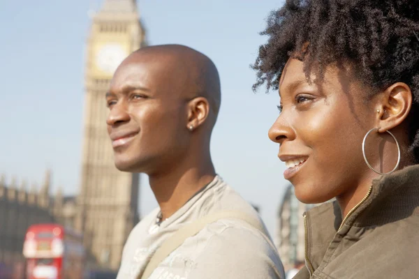 Atractivo turista negro pareja caminando más allá de Big Ben mientras visita la ciudad de Londres de vacaciones — Foto de Stock