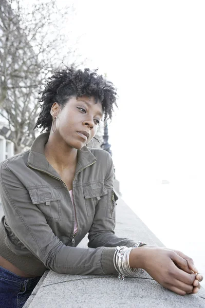 Unga attraktiva afroamerikanska kvinnan på Londons river Thames — Stockfoto